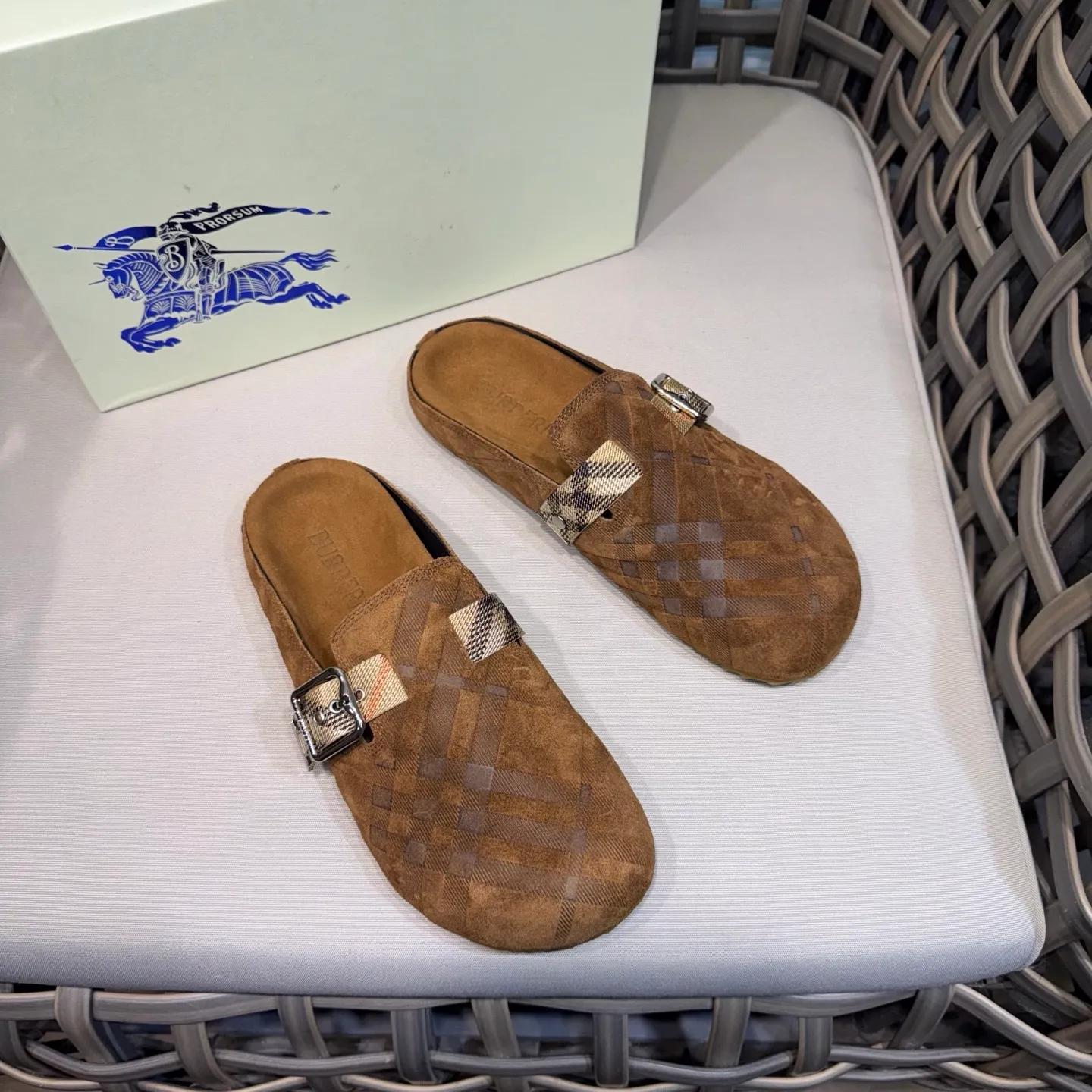 Men's Men's Shoes 💰360 [New Style] 🐝🐝Burberry New Burberry - Men's Checked Leather Urchin Half-Flop Sandal Made of soft suede cowhide and calfskin, these half-flop sandals feature an adjustable B-shaped buckle strap and are decorated with the signature sand-colored Burberry check in jacquard worsted. The upper wraps around the midsole and is paired with a sole made of the same upper material with an embossed logo on the heel and a wavy rubber outsole embellished with the Burberry lettering. Fashionable and casual! Comes with full set of original packaging dust bag! Code number: 39-40-41-42-43-44 standard code (38/45 can be customized and returns and exchanges are not supported)